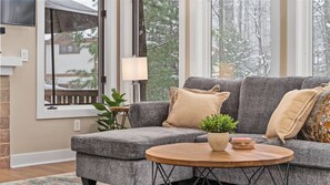 Smart TV, fireplace - Summer Break! 5BR TH Waterpark! Steps to Lifts! (Boyne Falls)