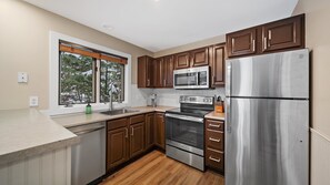 Fridge, microwave, oven, stovetop - Summer Break! 5BR TH Waterpark! Steps to Lifts! (Boyne Falls)