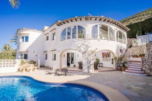 حمّام سباحة خارجي، حمّام سباحة مُدفَّأ