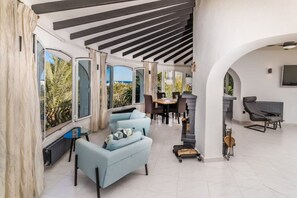 تلفزيون ذكي، مدفأة، تنس طاولة، شاشة كمبيوتر