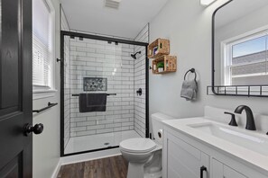 Douche, séchoir à cheveux, serviettes fournies, savon