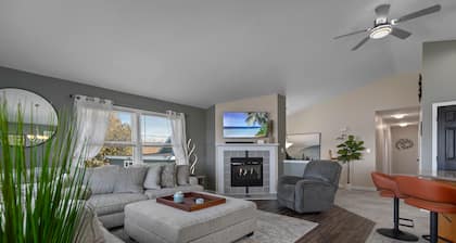 Lakefront home, large firepit patio, Game room!