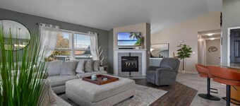 Lakefront home, large firepit patio, Game room!
