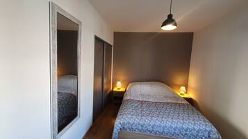 2 chambres, bureau, fer et planche Ă repasser, lit parapluie