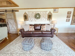 Smart TV, fireplace - Woodland Cottage *Newly Remodeled* (Royal)