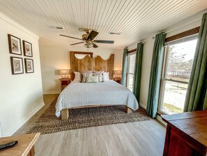 3 bedrooms, iron/ironing board, travel cot, free WiFi - Woodland Cottage *Newly Remodeled* (Royal)