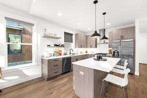 Fridge, microwave, oven, stovetop - Stunning Suncadia Cabin! Book your visit today! (Cle Elum)