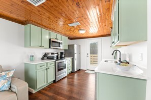 Fridge, microwave, oven, stovetop - Cozy Cottage in the Heart of Gulf Shores (Gulf Shores)