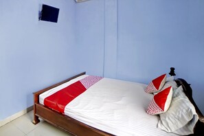 A single bed with a wooden frame, white bedding, and red and white patterned pillows. - OYO 90922 Gurusinga Guesthouse (Medan)