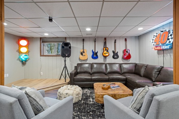 Equipped with karaoke sound system, 🎤 mic, karaoke stage, and strobe lights!