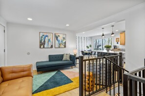 Smart TV, chimenea y estéreo 