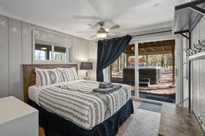 4 bedrooms, desk, iron/ironing board, free WiFi - NEW!!! Lake View Honky Tonk- Karaoke and Stage- Hot Tub- Firepit- Bar-HUGE Deck! (Lake Harmony)