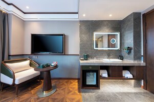 Kahden hengen perushuone | Oleskelualue | 55–tuumainen LED-televisio, jossa kaapelikanavat