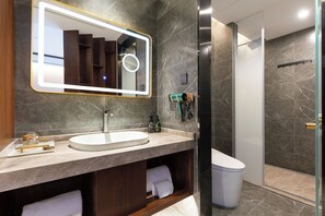 Shower, pancuran hujan, pengering rambut, dan sandal