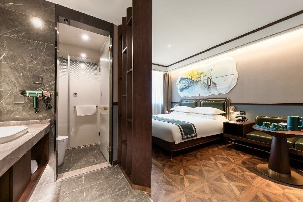 Memory-foam beds, free minibar, desk, blackout curtains