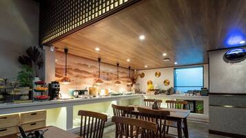 Daily buffet breakfast (CNY 48 per person)