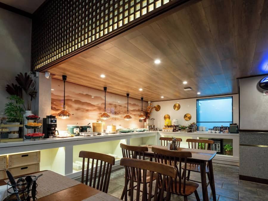 Daily buffet breakfast (CNY 38 per person)