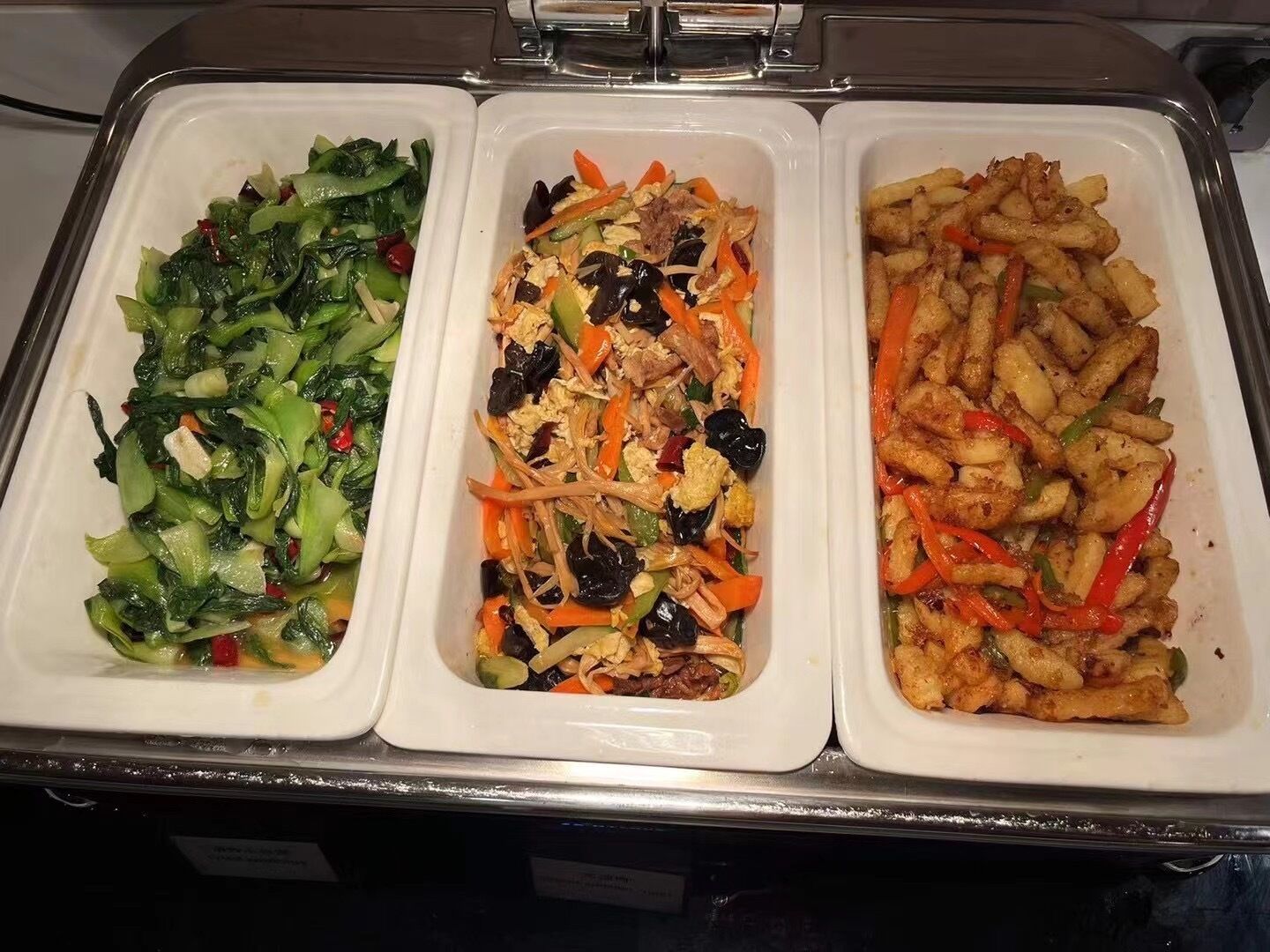 Trois boîtes à provisions contenant différents plats.