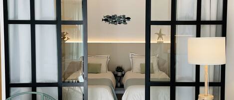 2 slaapkamers, een bureau, een strijkplank/strijkijzer, reisbedje