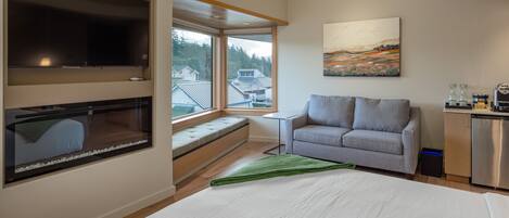 1 habitación, caja de seguridad en la habitación y escritorio