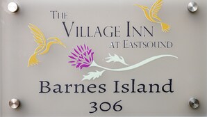 The Village Inn -niminen ravintola, osoitteessa Eastsound, Barnes Island, 306.
