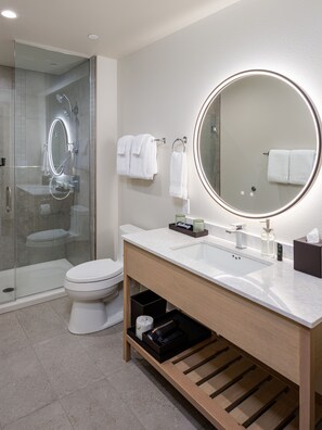 Secadora de cabello, toallas, jabón, shampoo