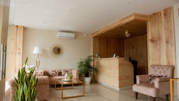 Coin salon dans le hall