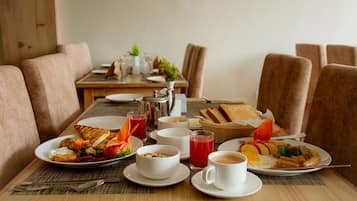 Frokost på farten er inkludert hver dag