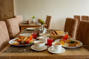 Desayuno para llevar gratuito y diario