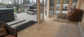 Muletown's Cozy Classic w/ hot tub, outdoor game area, and fire pit