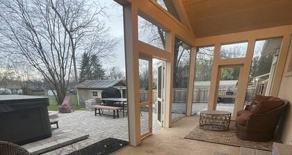 Muletown's Cozy Classic w/ hot tub, outdoor game area, and fire pit