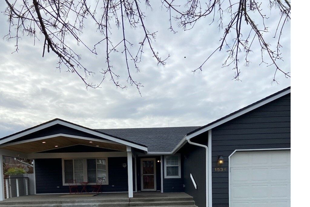 Open concept with modern kitchen 5 minutes from fairgrounds/downtown Puyallup