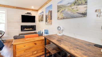 Room, 1 Bedroom | Dining