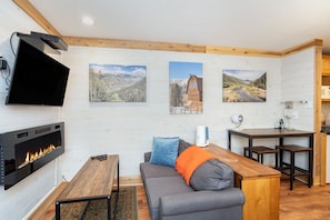Room, 1 Bedroom | Living area