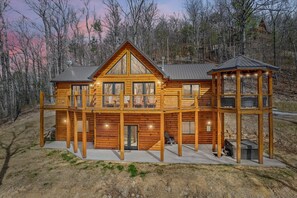 Exterior - Above The Summit 5 Bedroom Cabin by RedAwning (Sevierville)