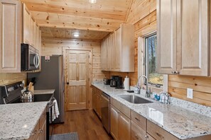 Ferienhütte, 4 Schlafzimmer | Eigene Küche | Kühlschrank, Ofen, Wasserkocher mit Kaffee-/Teezubehör, Toaster