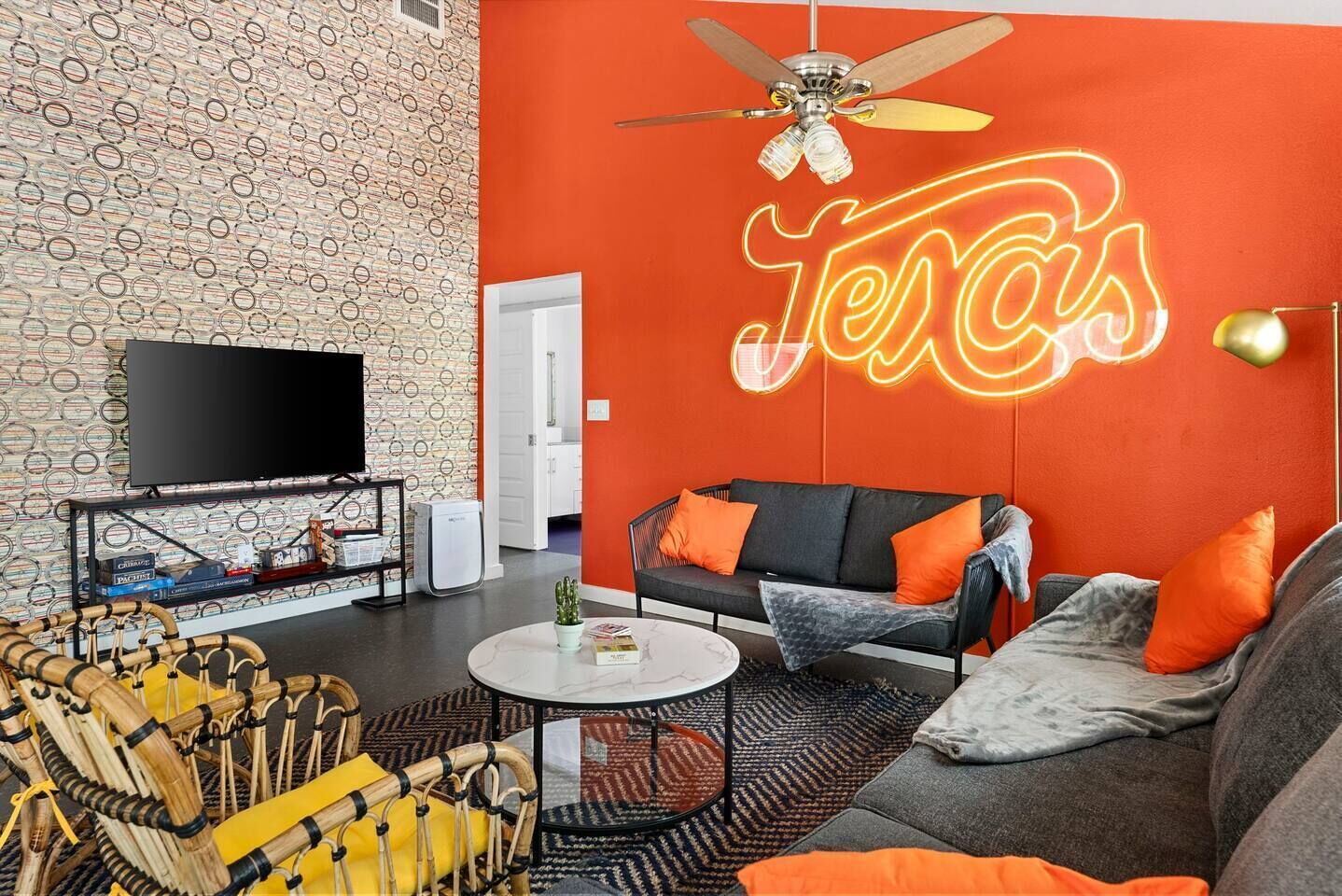 Smart TV, libros, impresora