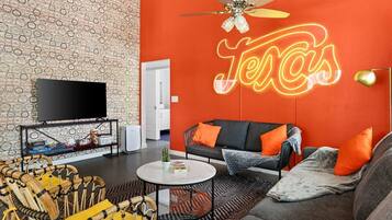 Smart TV, libros, impresora