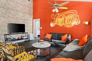 Smart TV, books, printers - E. Austin Family Hangout! Pool & BBQ -Fully fenced (Austin)