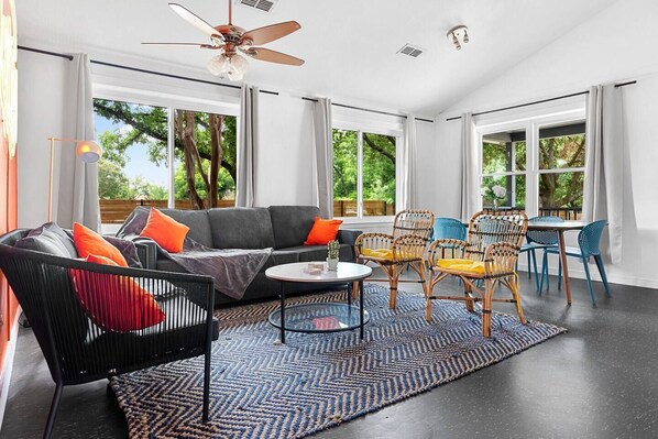 Smart TV, books, printers - E. Austin Family Hangout! Pool & BBQ -Fully fenced (Austin)