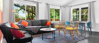 E. Austin Family Hangout! Pool & BBQ -Fully fenced