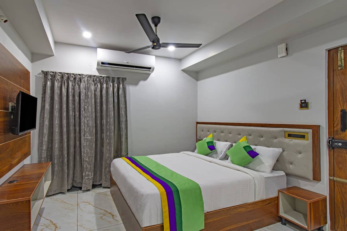 Deluxe Room | Desk, iron/ironing board