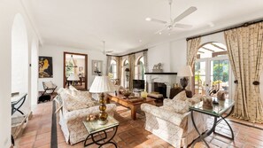 Fernseher, Kamin, Bücher