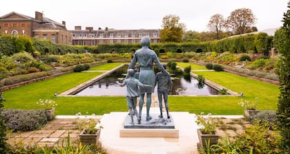 Newly fitted Notting Hill Gate vacation home sleeps 2-4 only 3-min walk to tube.