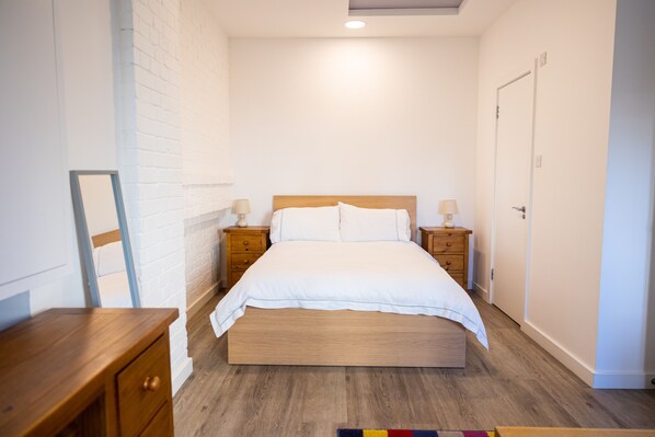 1 makuuhuone, työpöytä, silitysrauta/-lauta, vauvan matkasänky