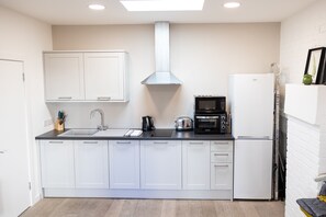 Køleskab, mikrobølgeovn, ovn, kogeplade