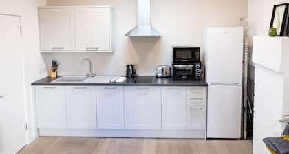 Newly fitted Notting Hill Gate vacation home sleeps 2-4 only 3-min walk to tube.