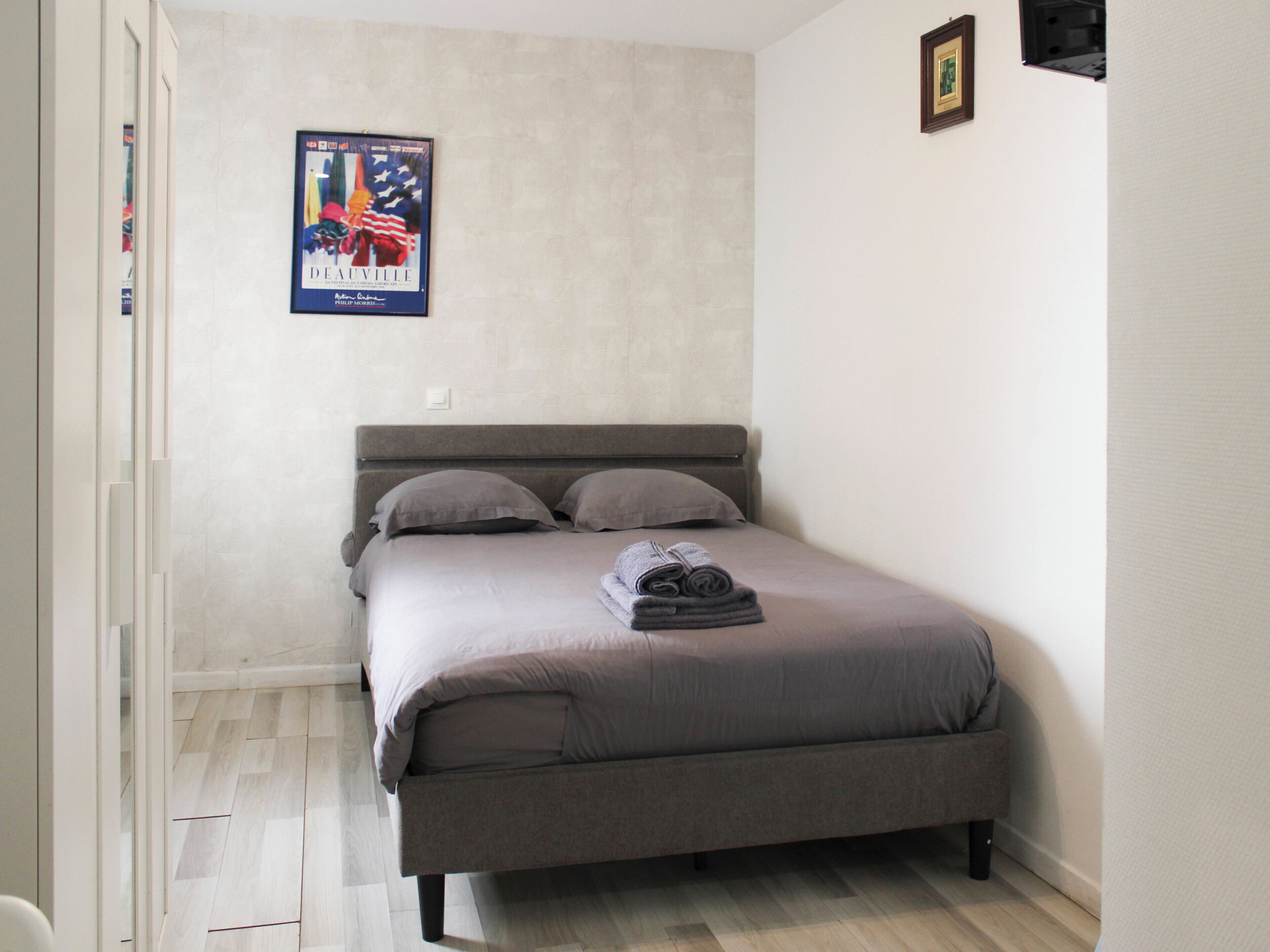 Iron/ironing board, WiFi, bed sheets