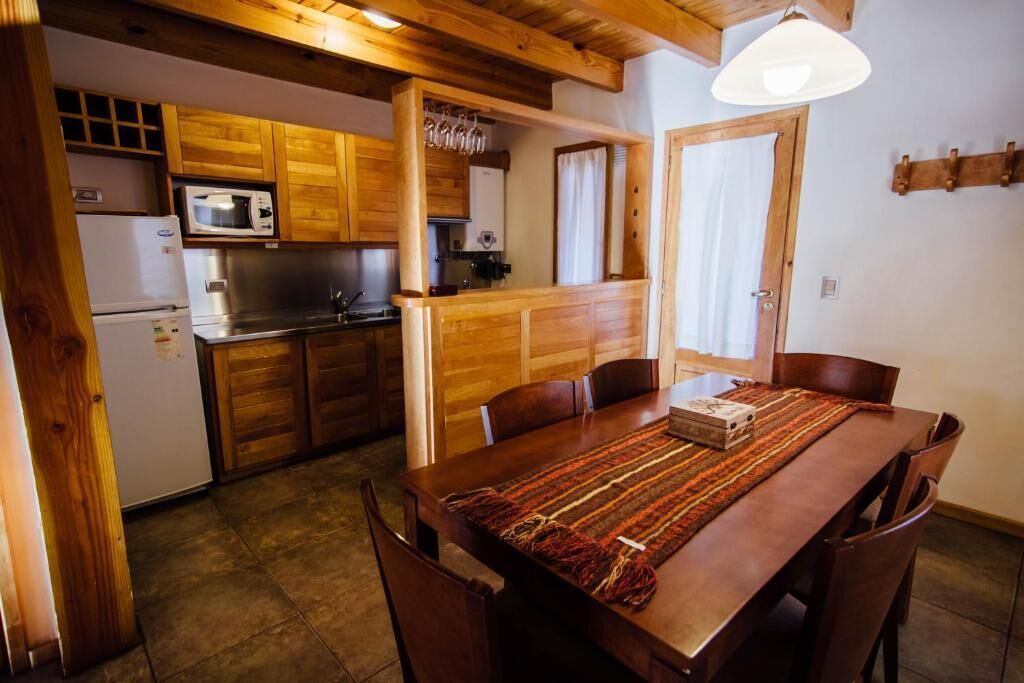 Full-size fridge, microwave, oven, stovetop