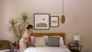 3 dormitorios, caja fuerte, escritorio y tabla de planchar con plancha